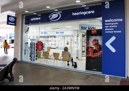 Leatherhead Surrey, Regno Unito - Boots Opticians e sentire l'assistenza situato nel centro di Swan Leatherhead, 2019 ore diurne Foto Stock