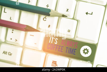 La grafia la scrittura di testo è sempre tempo di caffè. Foto concettuale preventivo per gli amanti della caffeina drink tutto il giorno bianco tastiera PC con vuoto nota pape Foto Stock