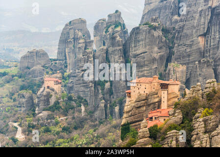 Due monasteri di Meteora Grecia Rousanou e Agios Nikolaos Foto Stock