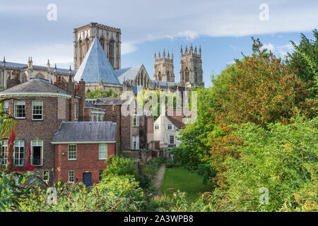 York Minster e Grey's corte dal Bar pareti in autunno, York, Inghilterra Foto Stock