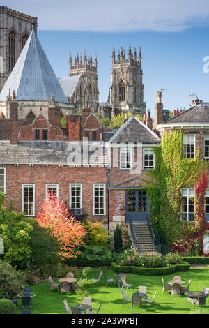 York Minster e Grey's corte dal Bar pareti in autunno, York, Inghilterra Foto Stock