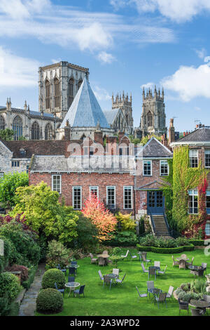 York Minster e Grey's corte dal Bar pareti in autunno, York, Inghilterra Foto Stock