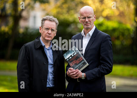 Dermot Lavery (sinistra) e Michael Hewitt di Doubleband film che ha diretto, la perdita di vite umane, una pellicola cinematografica ispirata dal libro con lo stesso nome, che è stato scritto in un periodo di sette anni da cinque giornalisti, che registra le circostanze di ogni singolo morte nei guai. Foto Stock