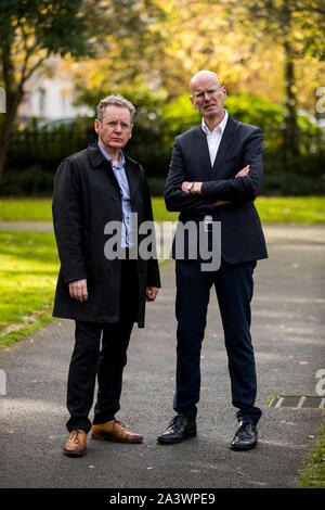 Dermot Lavery (sinistra) e Michael Hewitt di Doubleband film che ha diretto, la perdita di vite umane, una pellicola cinematografica ispirata dal libro con lo stesso nome, che è stato scritto in un periodo di sette anni da cinque giornalisti, che registra le circostanze di ogni singolo morte nei guai. Foto di PA. Picture Data: Mercoledì 9 ottobre 2019. Vedere PA storia ULSTER vive. Foto di credito dovrebbe leggere: Liam McBurney/PA FILO Foto Stock