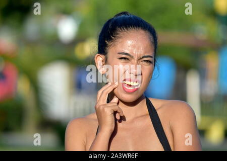 Giovane femmina adulta con mal di denti Foto Stock