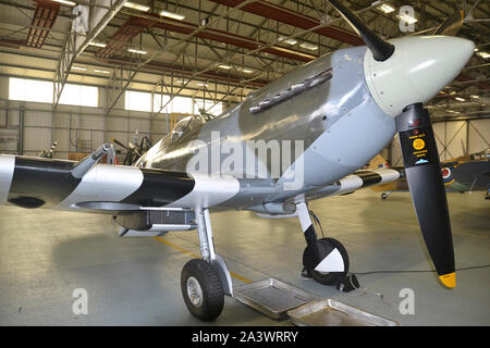 Supermarine Spitfire, in D-Day Stripes alla Battle of Britain Memorial Flight Tour a RAF Coningsby, Lincolnshire, Regno Unito Foto Stock