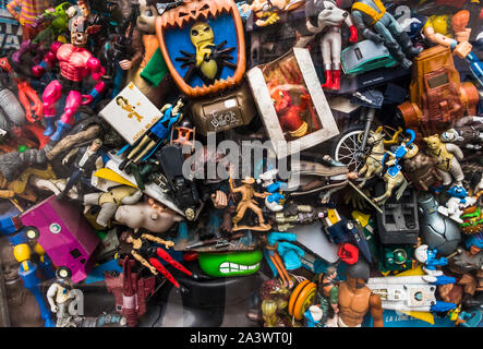 Raccolta del giocattolo di plastica cifre sul display nella vetrina di un negozio, Foto Stock