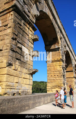 Gruppo di turisti in visita acquedotto Pont du Gard nel sud della Francia. Esso è il più alto di tutti i privilegi elevati acquedotti romani. Foto Stock