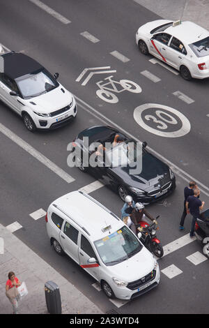 Il traffico su una strada molto trafficata Foto Stock