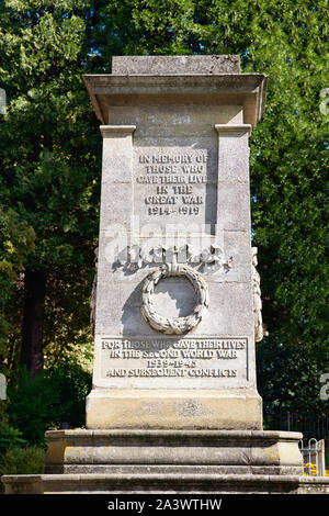 Il cenotafio memoriale di guerra (a coloro i quali che sono stati uccisi durante la prima e la seconda guerra mondiale) a Kettering, Northamptonshire, Inghilterra. Foto Stock