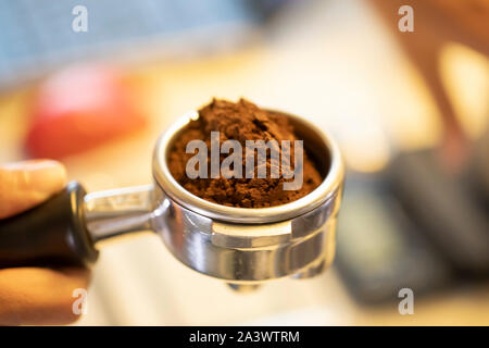 Passo dopo passo il caffè facenti parte tre. Il caffè è nel gruppo maniglia o portafilter in preparazione per la timbratura o premendo il caffè Foto Stock