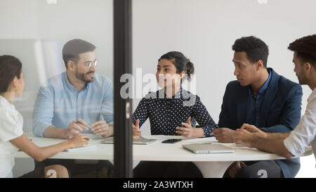 Femmina società indiana rappresentante parlando al gruppo briefing a tavola Foto Stock