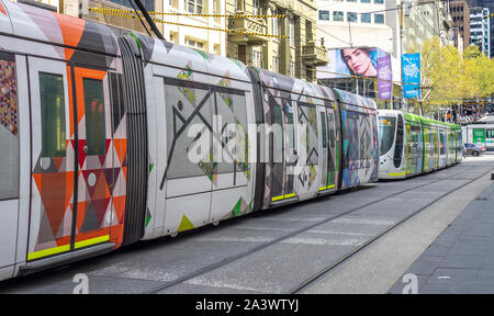 I mezzi di trasporto pubblici light rail Yarra tram in Bourke St Mall Melbourne Victoria Australia. Foto Stock