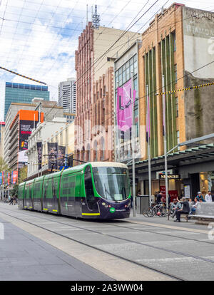 Trasporto pubblico ferroviario di luce verde Yarra Tram in Bourke St Mall Melbourne Victoria Australia. Foto Stock