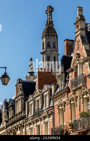 Campanile DELLA CHIESA DI NOTRE-DAME DES MALADES sollevandosi al di sopra di edifici sulla strada rue HUBERT COLOMBIER, Vichy, Francia Foto Stock