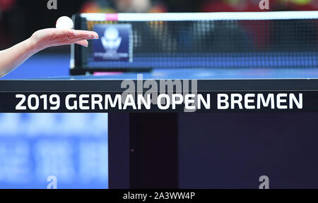 Bremen, Germania. 10 ottobre, 2019. Ping-pong: German Open. La mano di un giocatore con una sfera può essere visto sopra la corsa "2019 Open di Germania Bremen'. Credito: Carmen Jaspersen/dpa/Alamy Live News Foto Stock