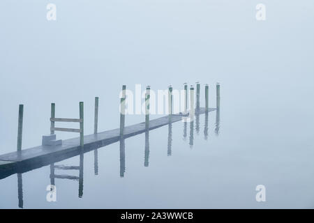 Nebbia di mattina su un molo al Lago Derwentwater, Lake District, Cumbria, Inghilterra. Foto Stock