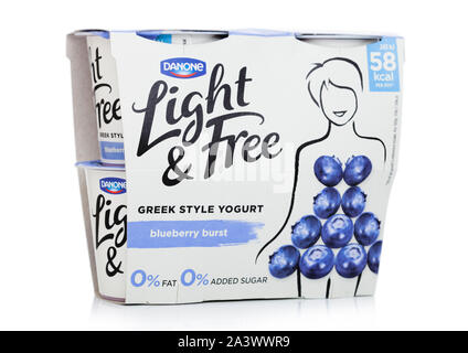 LONDON, Regno Unito - 10 ottobre 2019: Pack di Danone Light & Free in stile greco lo yogurt naturale con mirtillo su bianco. Foto Stock