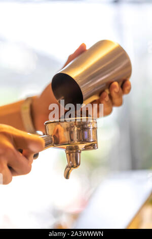 Passo dopo passo il caffè facenti parte tre. Il caffè è nel gruppo maniglia o portafilter in preparazione per la timbratura o premendo il caffè Foto Stock