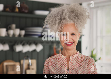 Ritratto di razza mista senior donna adulta a casa Foto Stock