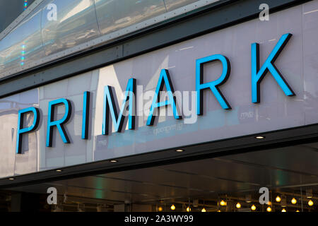 Birmingham, Regno Unito - 20 Settembre 2019: il logo Primark sopra la porta di ingresso per il suo negozio nella città di Birmingham, UK. È il più grande Primark store Foto Stock