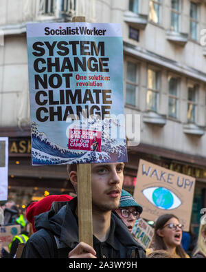 Birmingham, Regno Unito - 20 Settembre 2019: un manifestante con un banner al clima sciopero di protesta nella città di Birmingham, UK. Foto Stock