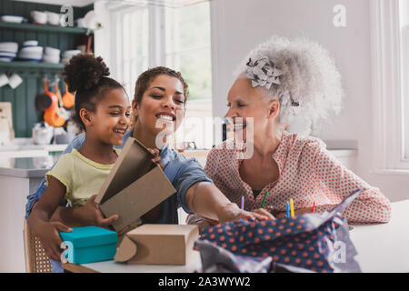 Tre generazioni di una famiglia che celebra un compleanno insieme Foto Stock