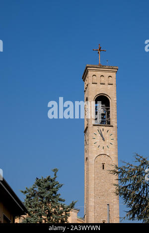 BERGAMO, LOMBARDIA/Italia - 5 ottobre : Campanile di San Tommaso Apostolo chiesa di Bergamo Italia il 5 ottobre 2019 Foto Stock