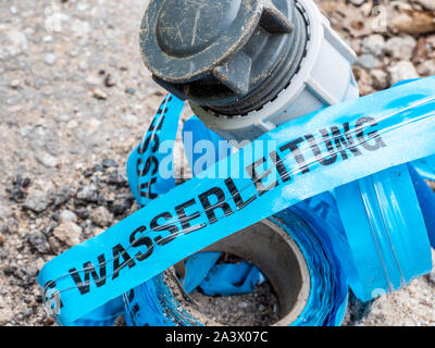 Percorso Nastro di avvertenza tubo acqua con tubo di acqua Foto Stock