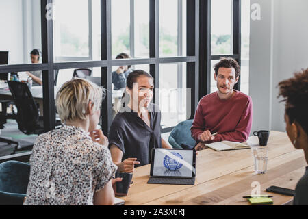 Imprenditrice ispanica dando una presentazione in occasione di un incontro Foto Stock
