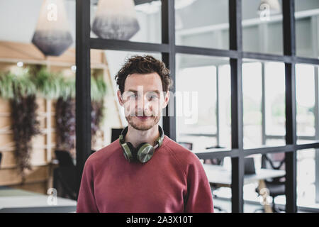 Ritratto di un maschio di freelancer in un coworking space Foto Stock