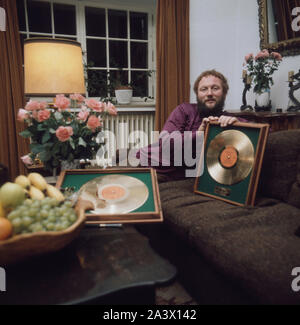 Der deutsche Bass Sänger Ivan Rebroff auf dem divano mit seinen Plata , Weilstein Burg im Taunus Deutschland um 1975. Il tedesco bass vocalist Ivan Rebroff sul lettino con il suo record, Castello Weilstein al Taunus Germania intorno al 1975. Foto Stock
