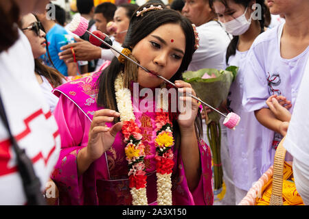 PHUKET, Tailandia - Ottobre 5,2019: Taoista adoratori sfilano per le strade di Phuket durante il Phuket Festival vegetariano di Phuket Town, Thail Foto Stock