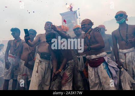 PHUKET, Tailandia - Ottobre 5,2019: Taoista adoratori sfilano per le strade di Phuket durante il Phuket Festival vegetariano di Phuket Town, Thail Foto Stock