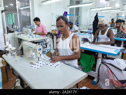 Sarti indiani a lavorare in una fabbrica, Rajasthan, a Jaipur, India Foto Stock