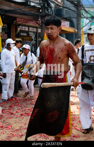 PHUKET, Tailandia - Ottobre 5,2019: Taoista adoratori sfilano per le strade di Phuket durante il Phuket Festival vegetariano di Phuket Town, Thail Foto Stock