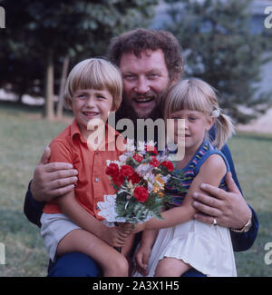 Der deutsche Bass Sänger Ivan Rebroff mit Kindern, Deutschland um 1975. Il tedesco bass vocalist Ivan Rebroff con bambini, Germania intorno al 1975. Foto Stock