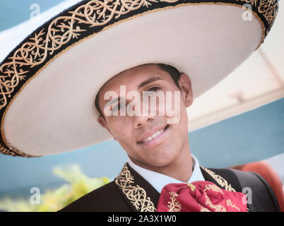 Puerto Vallarta, Messico - 30 Aprile 2011: Close Up di un uomo vestito con una tradizionale messicano vestito e indossa Sombrero Foto Stock