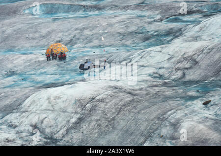 Elicottero e un gruppo di escursionisti sulla Mendenhall Glacier, Juneau, AK Foto Stock