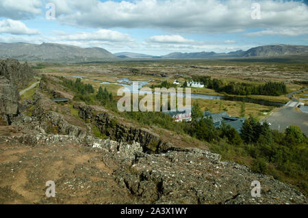 Panoramica vista panoramica su un avvolgimento River Valley, fattorie e le montagne in Islanda Foto Stock