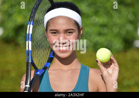 Felice ragazza sportiva giocatore di tennis Foto Stock