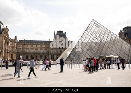 Il cortile principale (Cour Napoleone) di palazzo del Louvre Museum, con la piramide progettato da I.M. Pei, a Parigi, Francia. Foto Stock