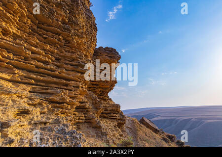 Layered formazioni rocciose su uno sfondo di cielo blu Foto Stock