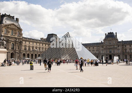 Il cortile principale (Cour Napoleone) di palazzo del Louvre Museum, con la piramide progettato da I.M. Pei, a Parigi, Francia. Foto Stock