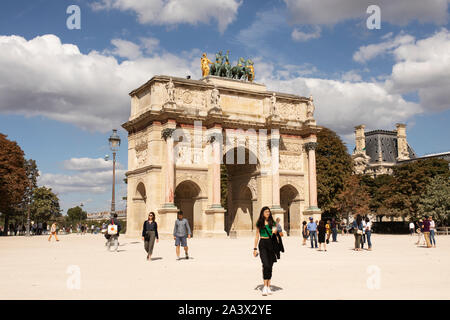 La giostra Arc de Triomphe tra il museo del Louvre e dai giardini delle Tuileries a Parigi, Francia. Foto Stock