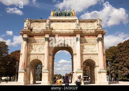 La giostra Arc de Triomphe tra il museo del Louvre e dai giardini delle Tuileries a Parigi, Francia. Foto Stock