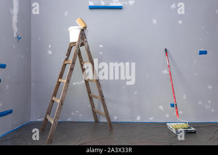 Ristrutturazione di pareti preparato per la verniciatura Foto Stock