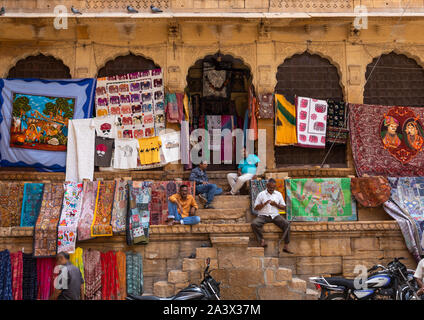 Rajasthani arazzi in vendita in Jaisalmer fort, Rajasthan, Jaisalmer, India Foto Stock