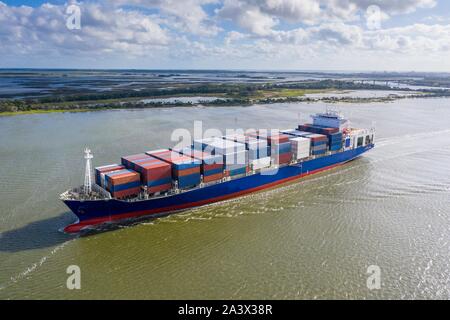 Vista aerea della grande nave portacontainer nel fiume del St Johns. Foto Stock