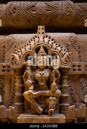 Di colore oro statue in arenaria all'interno del tempio Jain, Rajasthan, Jaisalmer, India Foto Stock